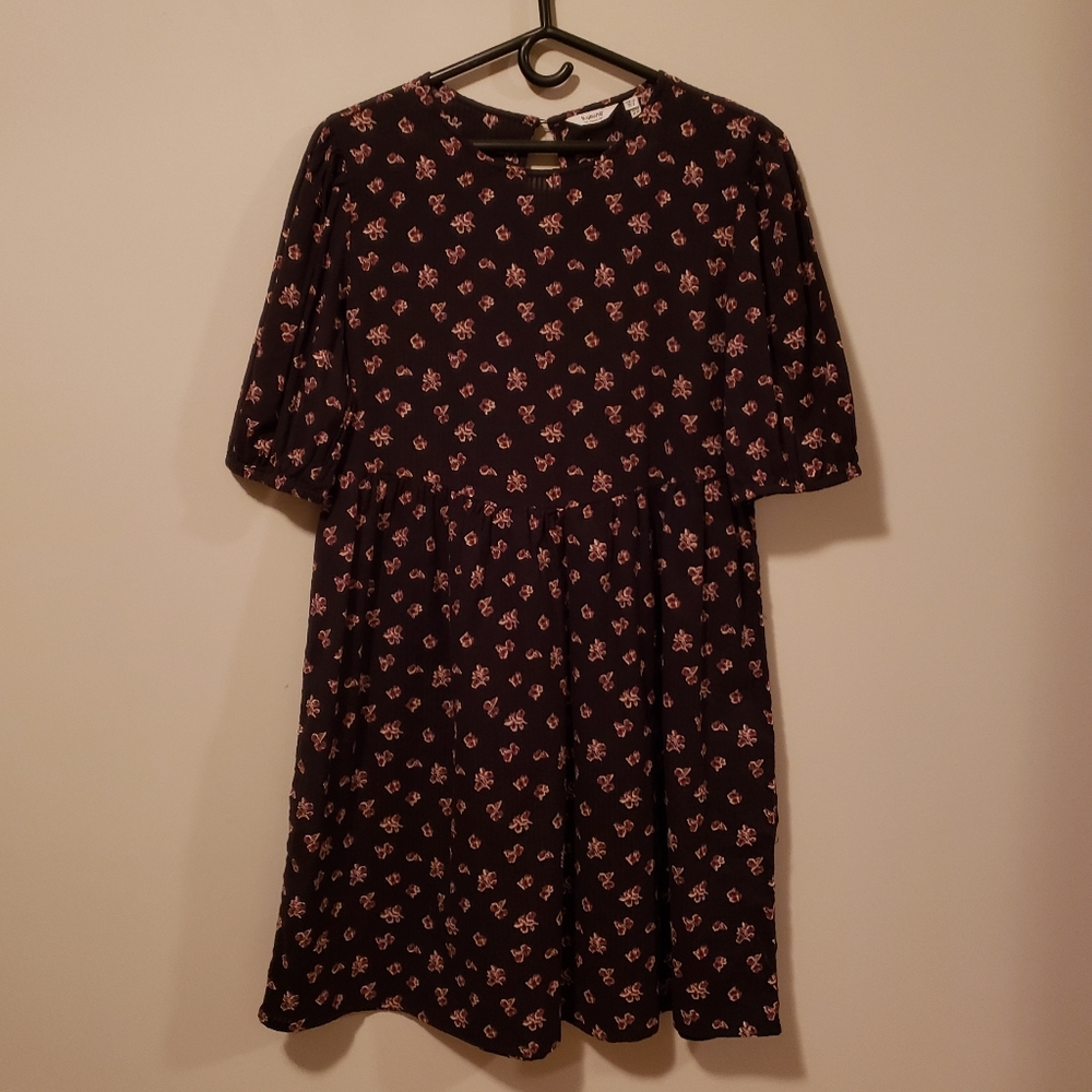 B. Young Black & Red Floral Pattern Dress Size US 8.